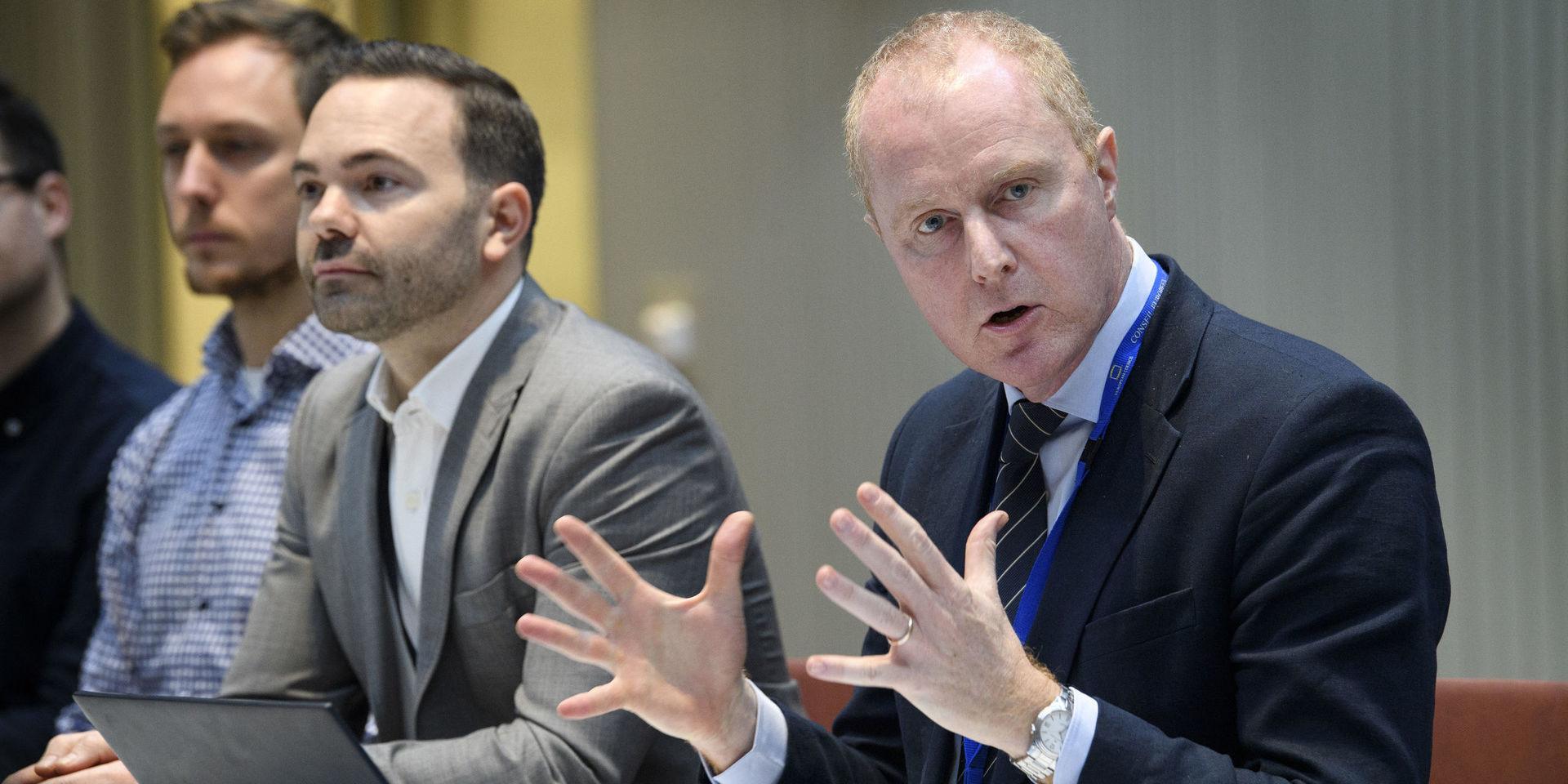 Mattias Frumerie, Sveriges chefsförhandlare för FN:s klimatmöte i Madrid. Till vänster: Christoffer Nelson, som är biträdande chefsförhandlare.