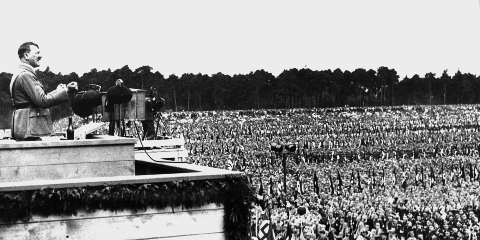Adolf Hitler håller ett tal 1933.