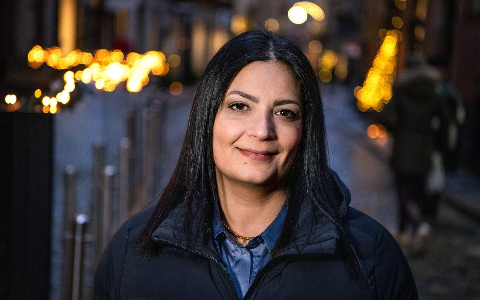 'Jag förknippar Iran med något negativt tyvärr, så jag går utanför min comfort zone när jag berättar öppet. Tidigare har jag helst inte velat kännas vid att jag har en bakgrund där', säger bokdebuterande Sara Mofasser Johansson.