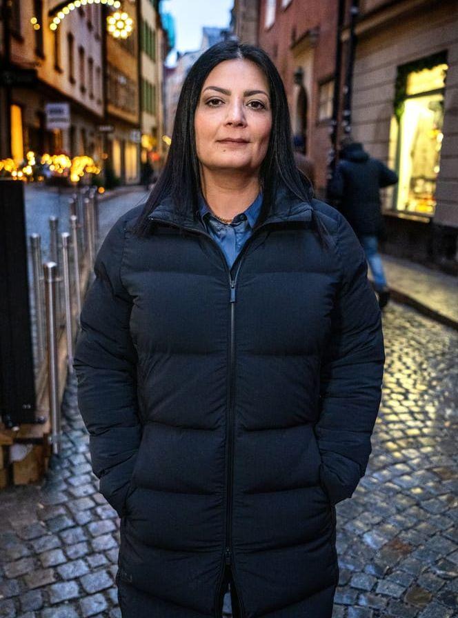 'Jag jobbar heltid och vill inte vara för negativ men sjukvården vill inte sjukskriva och jag upplever att de inte hjälper mig. Då kämpar man på. Att skriva boken har också gett mig så mycket energi. Hade det inte varit för det hade jag kanske mått sämre', säger Sara Mofasser Johansson som har multipel skleros.