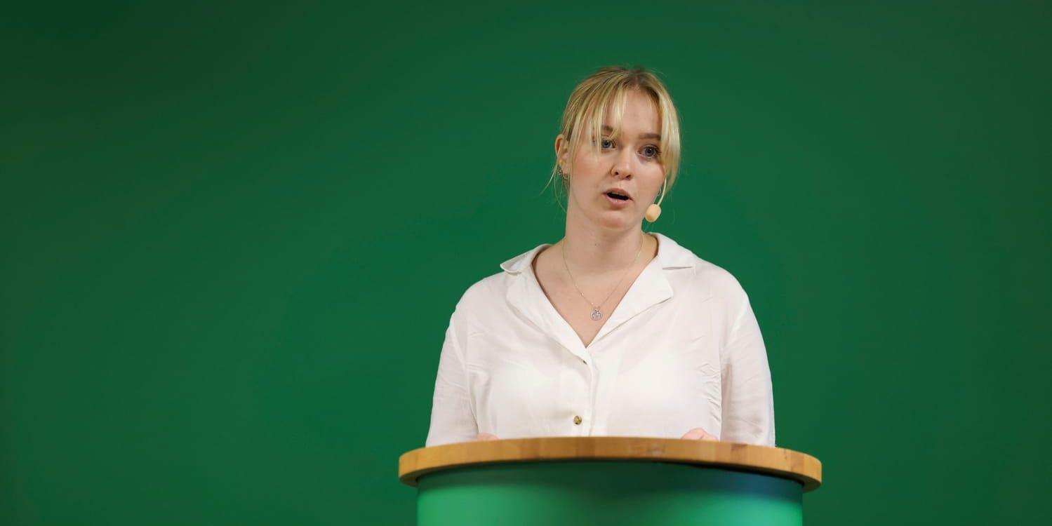 Grön ungdoms språkrör, 23-åriga Rebecka Forsberg från Frölunda, talade före språkrören Bolund och Stenevi.
