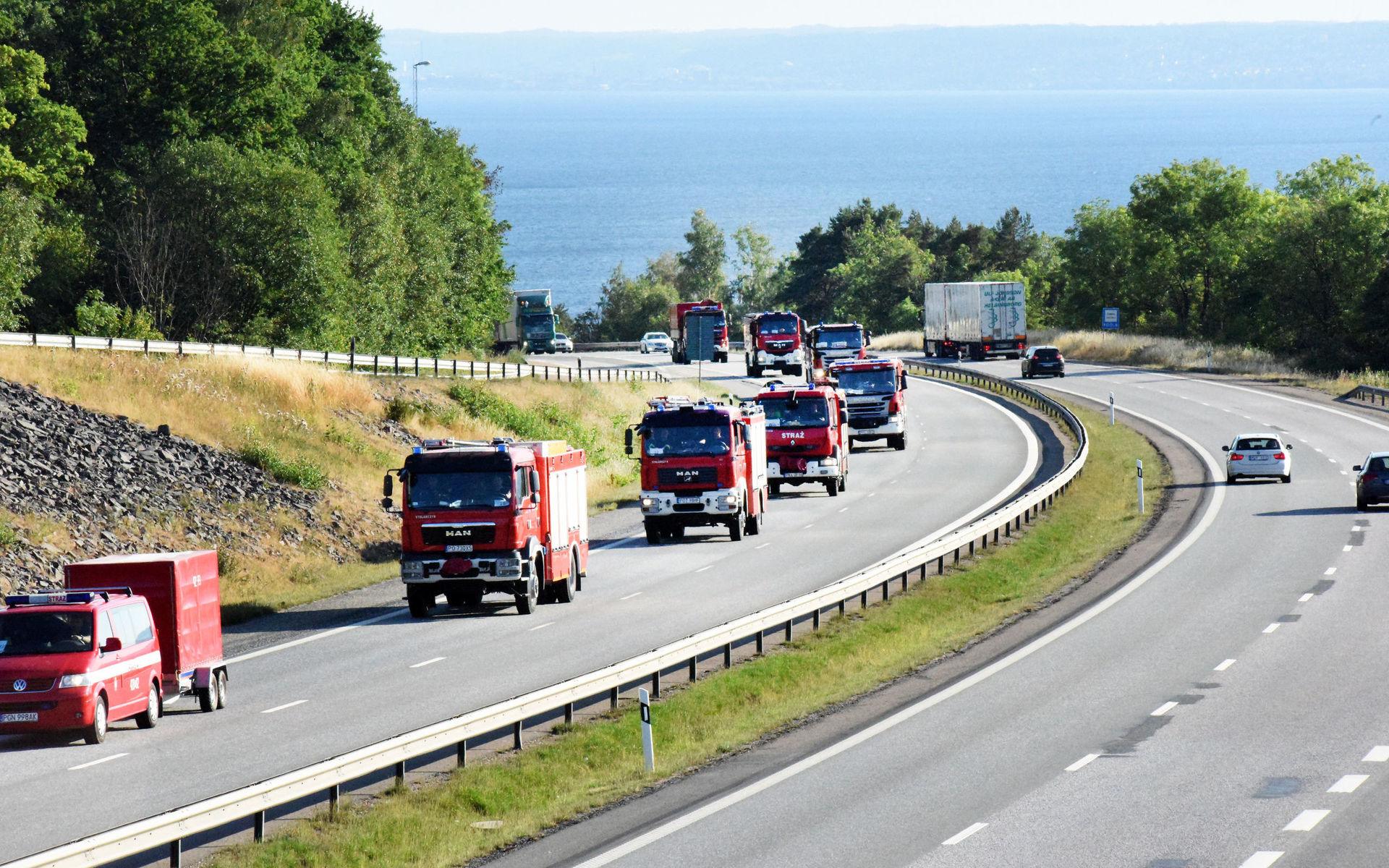 En konvoj av med polska brandbilar passerar Vätterleden på E4:an i Småland under lördagkvällen på väg till Bräcke i Jämtland.