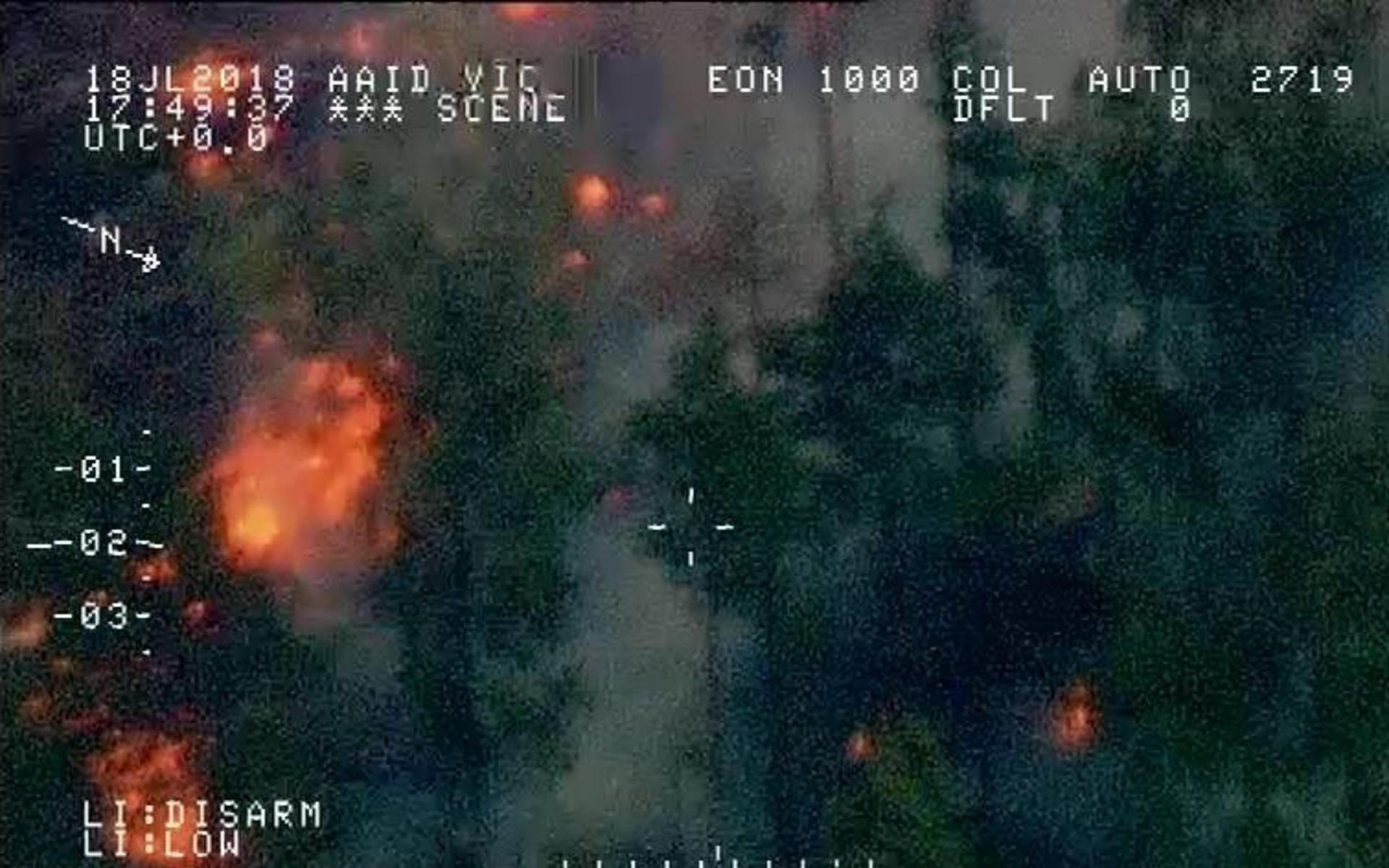 En bild från ett av kustbevakningens flygplan som skickats till brandhärdarna för att dokumentera och hjälpa i insatsen.