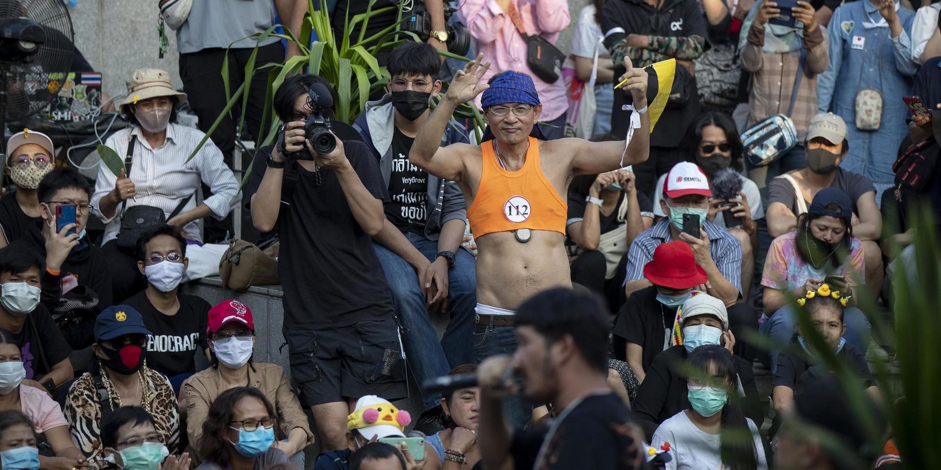 En man iförd magtröja under en demonstration i huvudstaden Bangkok i förra veckan.