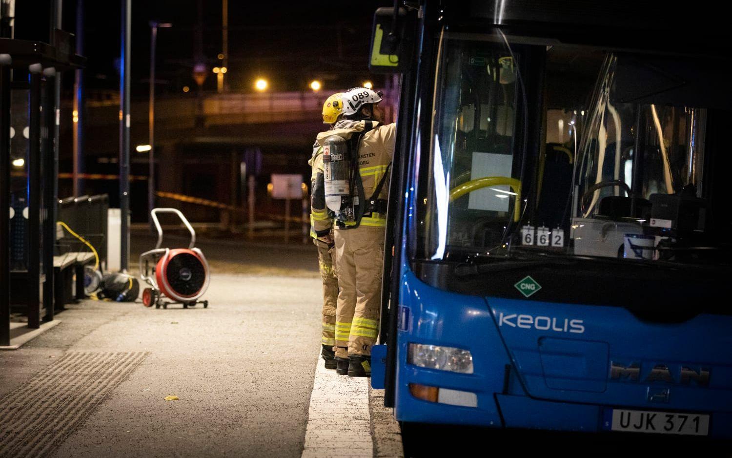 Räddningstjänsten stoppar en gasläcka på en buss vid Angered centrum.