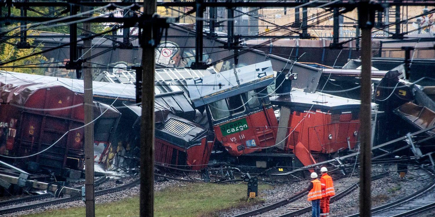 Tidigt på morgonen den 12 oktober spårade ett godståg ur vid tågstationen i Ludvika och ett tiotal vagnar lade sig över spårområdet. Än finns ingen prognos för när tågtrafiken kan tänkas vara igång igen.