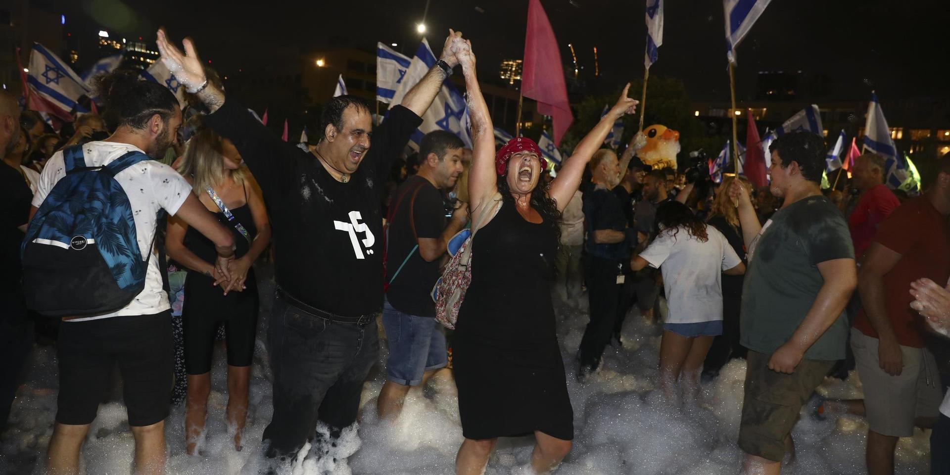 Jublande israeler i Tel Aviv firar att Israel fått en ny regering och att Benjamin Netanyahu röstats bort efter tolv år som premiärminister.