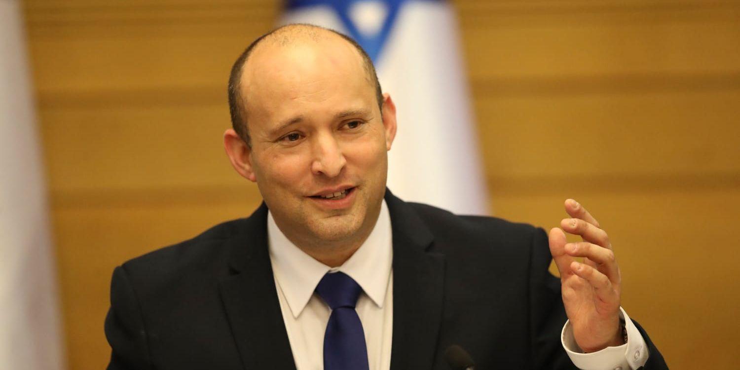 Israels nye premiärminister, den 49-årige Naftali Bennett och ledare för högerpartiet Yamina, håller sitt första regeringssammanträde efter att han tillträtt sin post.