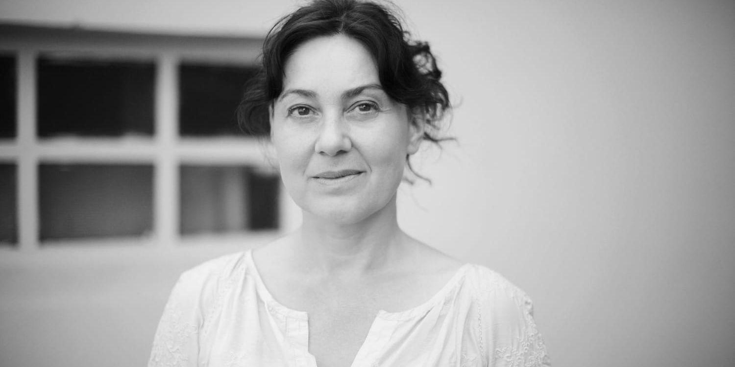 Nora Szentiványi debuterar på svenska med romanen "Lägenheten". Den utgår från hennes mormors liv i Ungern. Pressbild.