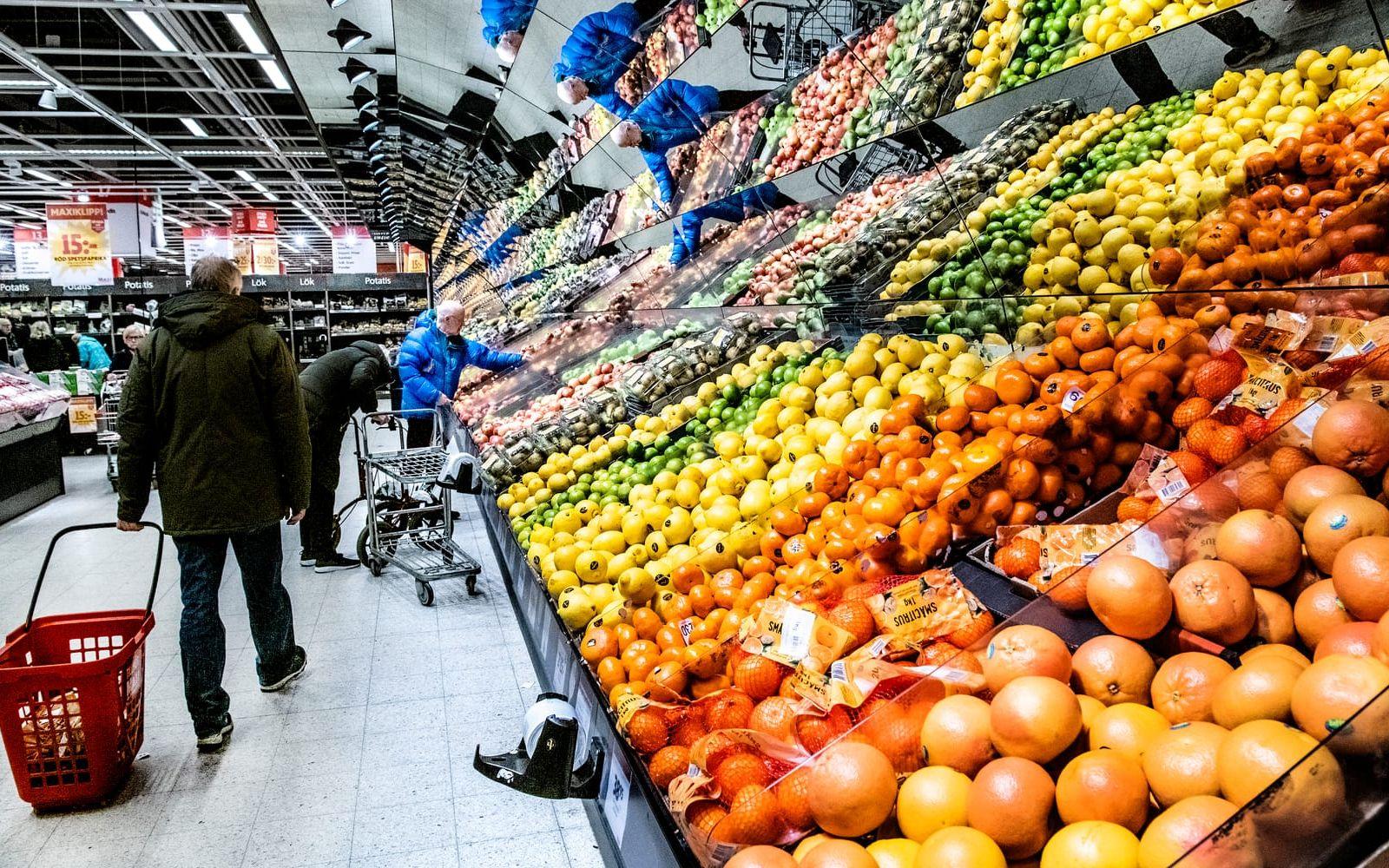 Priserna har skjutit i höjden på matvaror, särskilt frukt och grönt. Priset för tomater har ökat med 29 procent sedan förra året och apelsiner är 24 procent dyrare. Arkivbild.