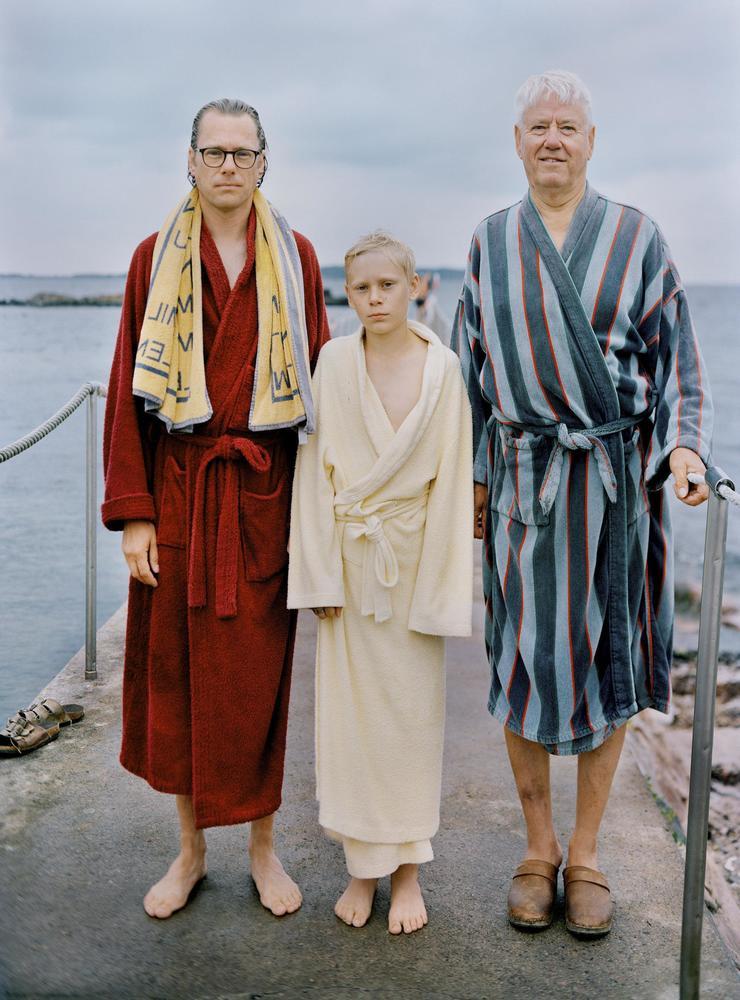 Fotografierna föreställer lokalbefolkning och turister i Torekov. Pressbild. 