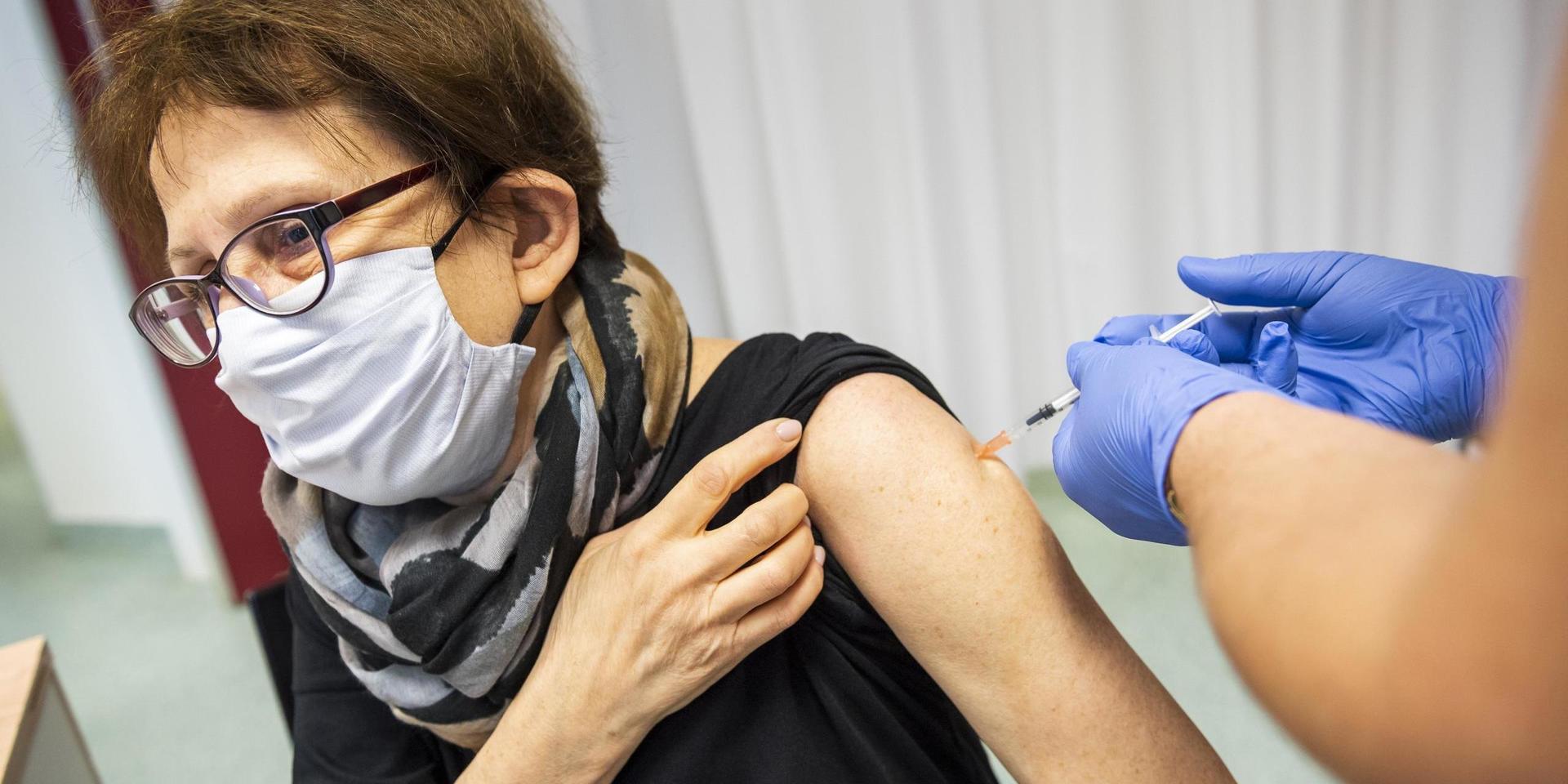 En ungersk kvinna vaccineras mot covid-19. Arkivbild.