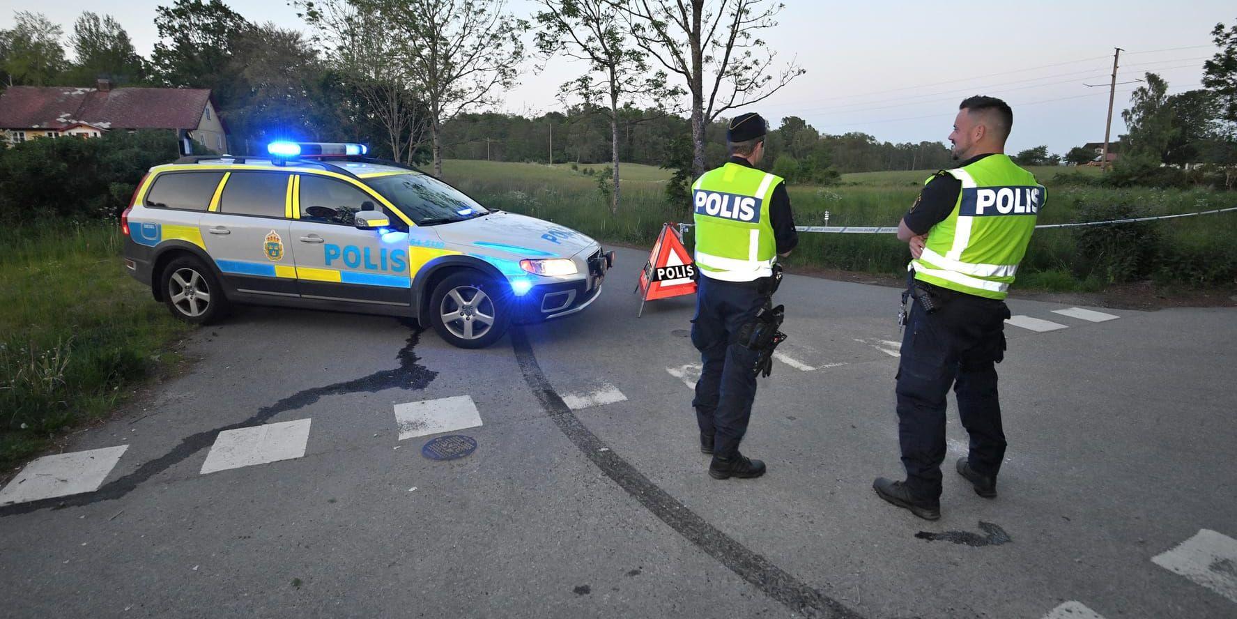 Poliser vid avspärrningarna i närheten av den plats där ett mindre flygplan störtat i närheten av Höör i Skåne.