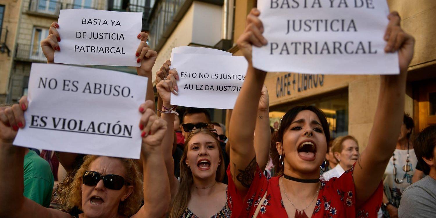 Kvinnor protesterar mot ett utslag i ett sexövergreppsmål i spanska Pamplona.
