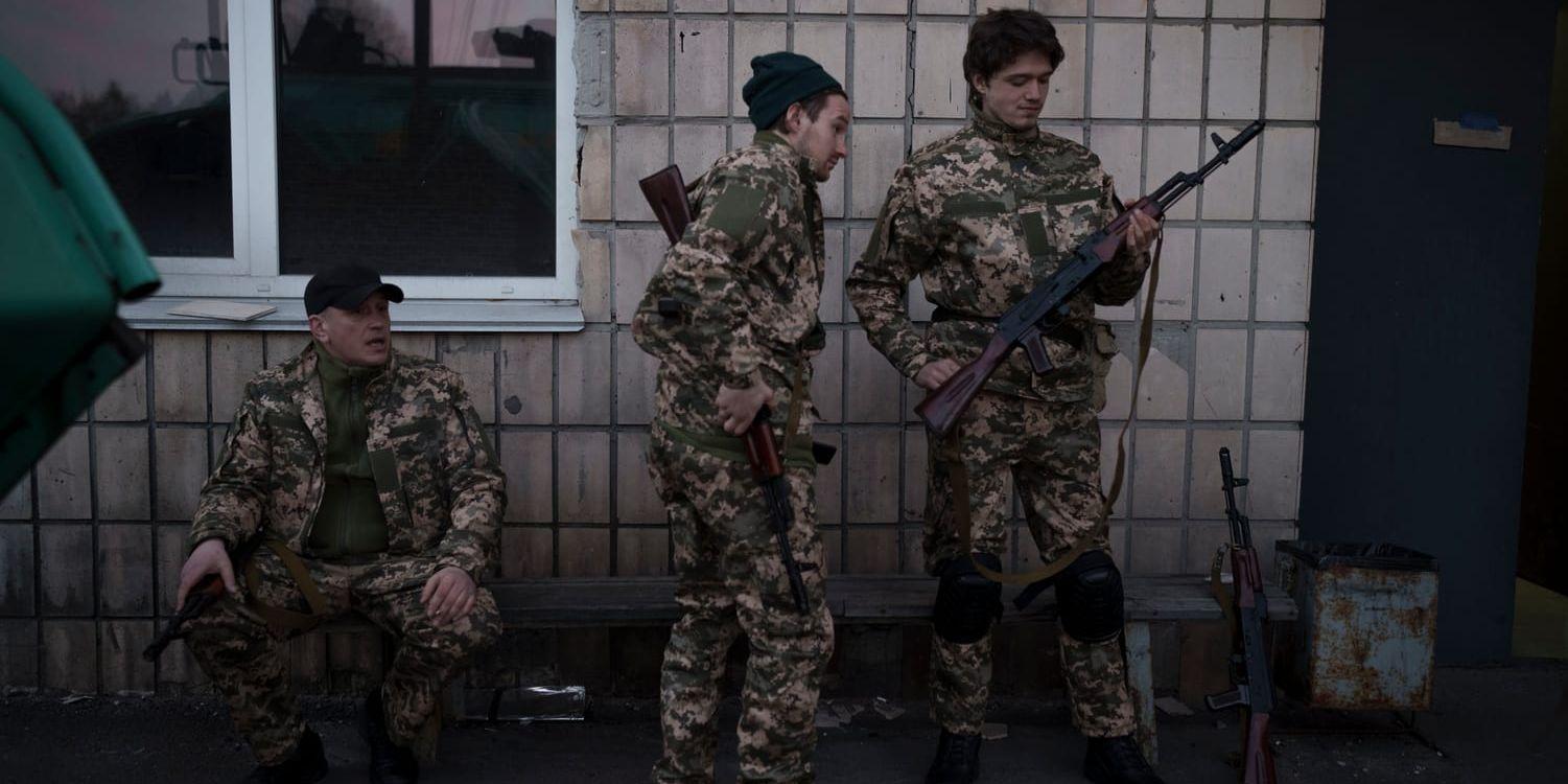 Rekryter deltar i ett träningsläger för de ukrainska territoriella försvarsstyrkorna i Brovary, en förort nordost om Kiev, på måndagen.