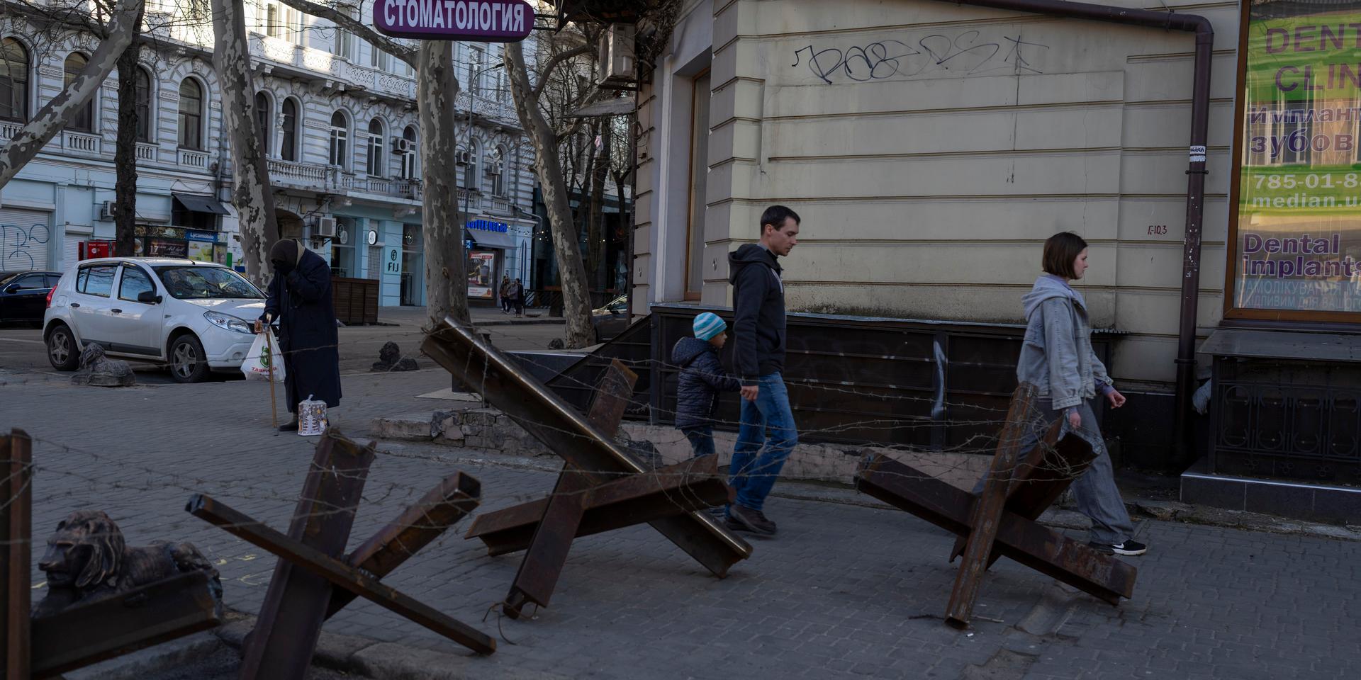 Barrikader i den historiska kuststaden Odessa i sydvästra Ukraina på måndagen. Att Ukraina fortfarande håller Mykolaiv hindrar ryska styrkor för att nå Odessa landvägen.
