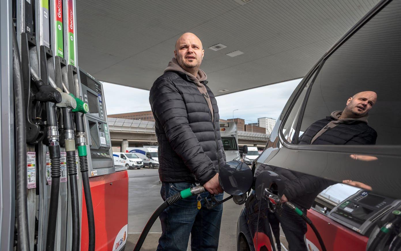 Oljepriset har sjunkit – och därmed har även bensinen blivit billigare. 'Annars brukar det svida rätt mycket', säger Davod Molavi i Västberga.