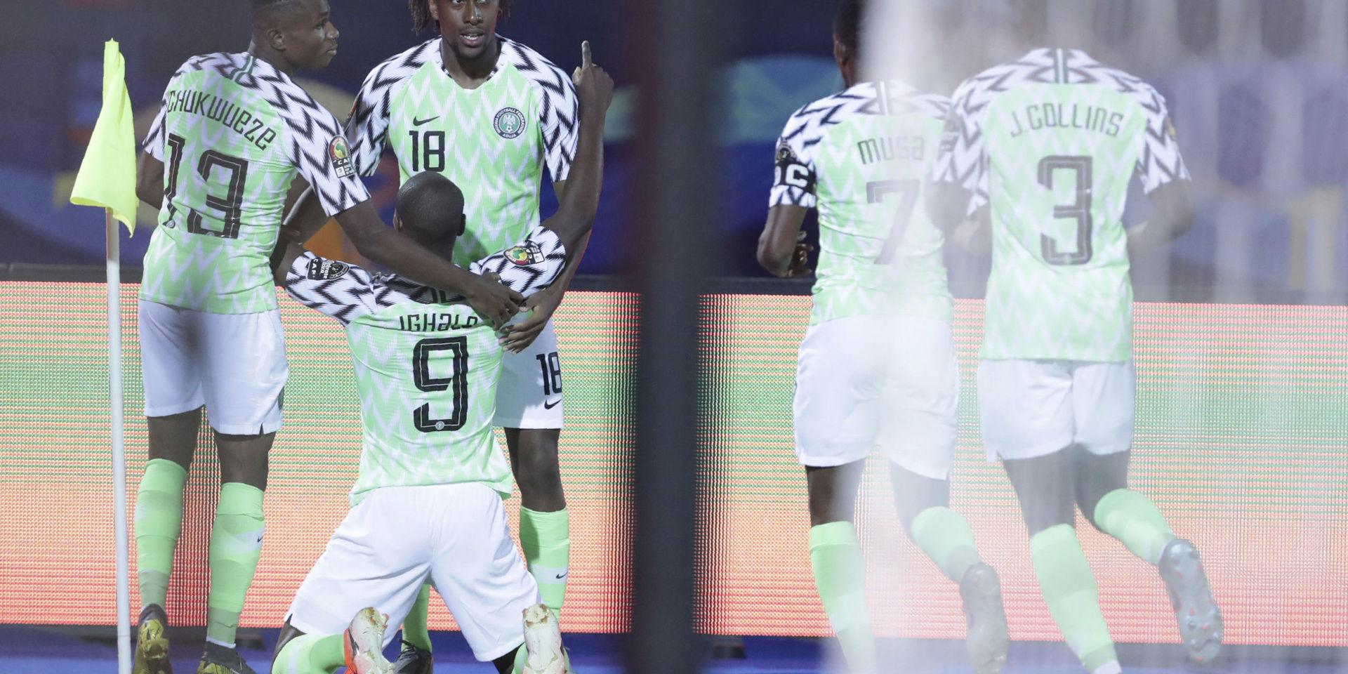 Odin Ighalo (nummer 9) sträcker armarna i luften och gratuleras av sina lagkamrater i Nigeria efter det tidiga 1–0-målet mot Tunisien i bronsmatchen i Afrikanska mästerskapen.