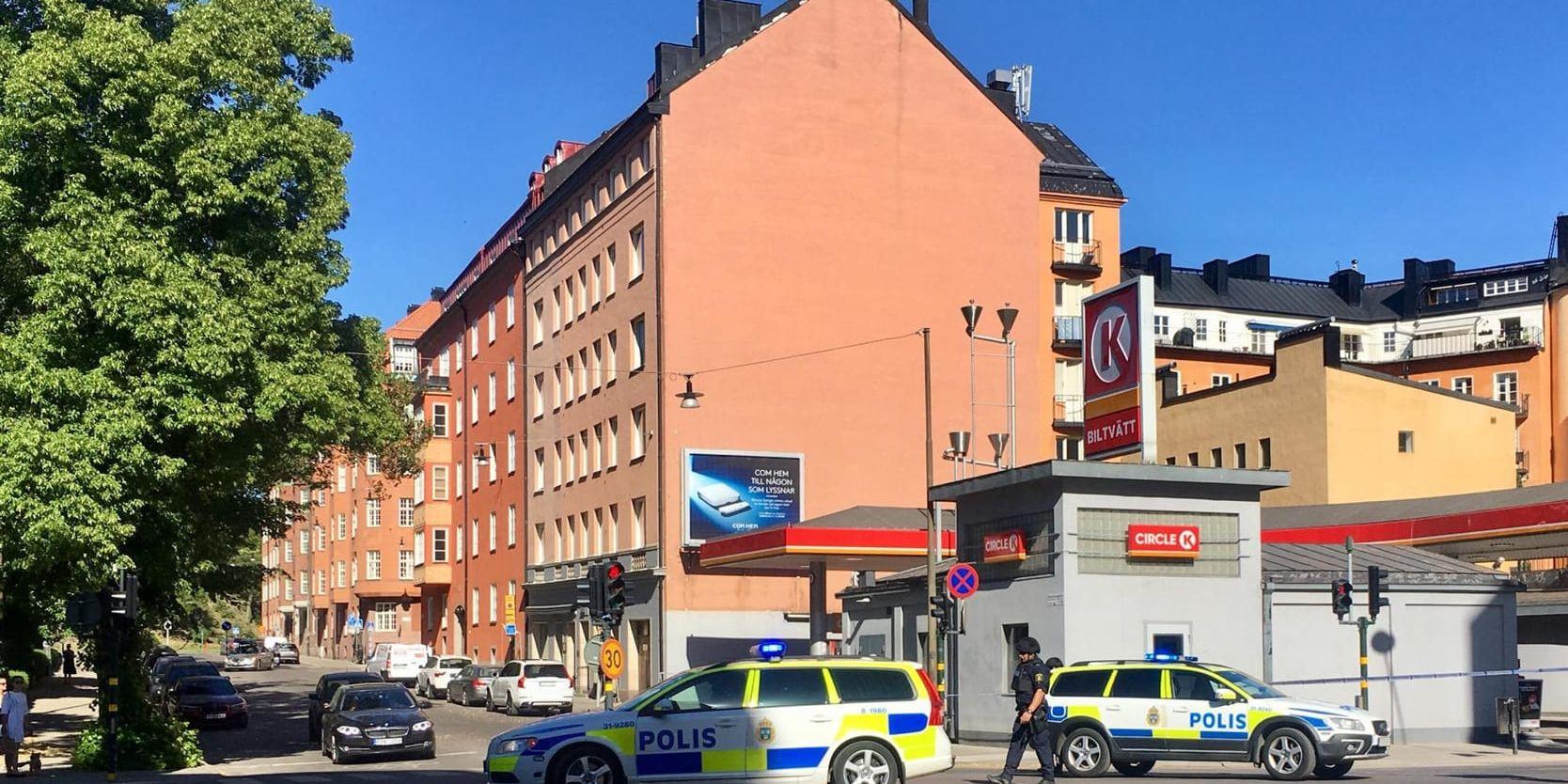 En kokosnöt fylld med metalliknande föremål ledde till att ett kvarter i centrala Stockholm spärrades av.