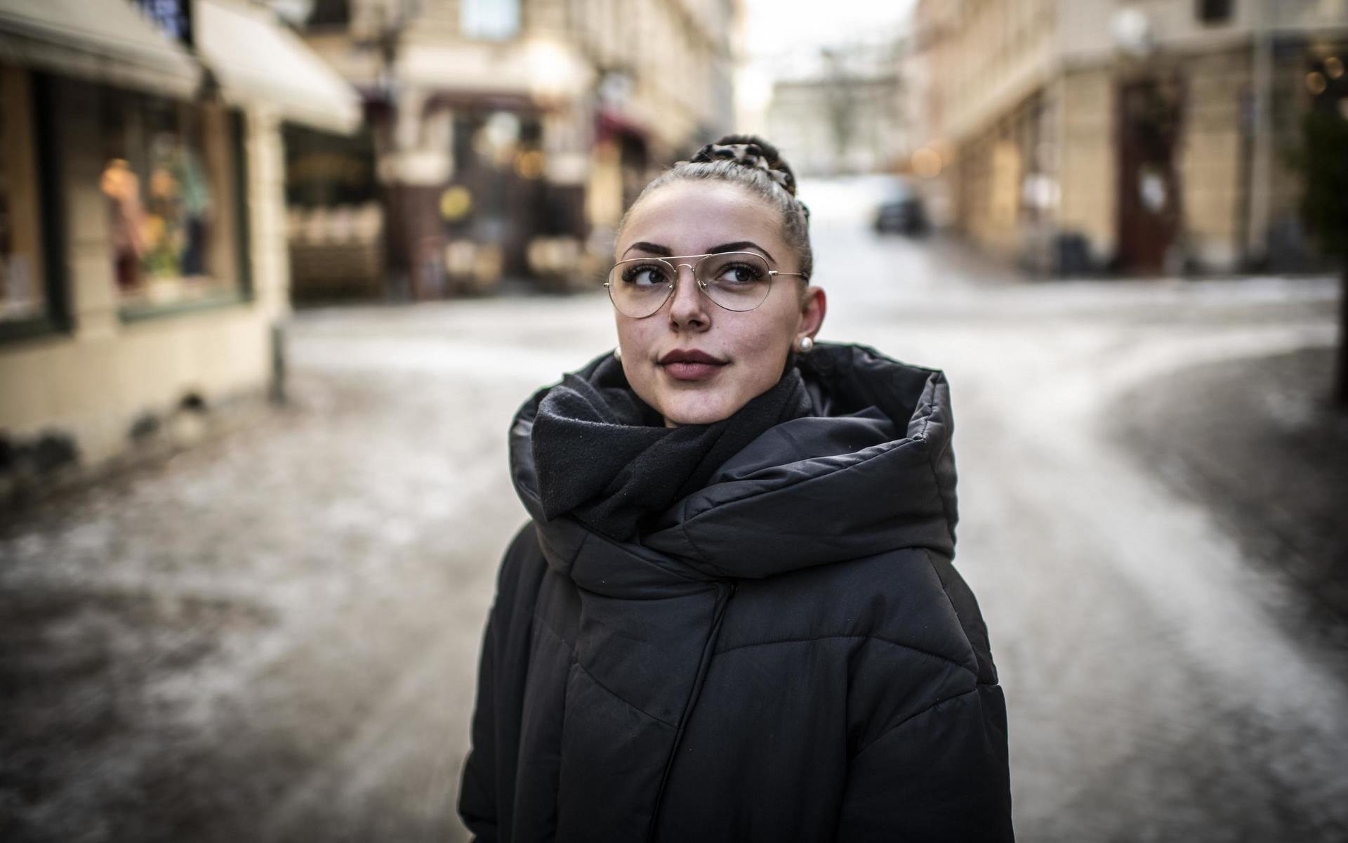 Jasmine Bohlman bor i Haga och menar att folk har svårt att ta sig fram på den isiga gatan.