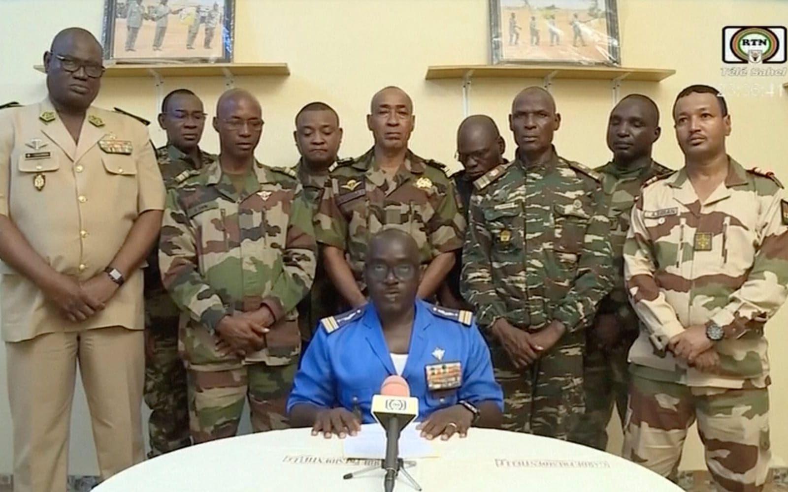 Talespersonen för militärjuntan i Niger, generalmajoren Amadou Abdramane, anklagar Frankrike och de västafrikanska ländernas organ Ecowas för att planera en 'militär intervention' i Niger. Bilden tagen när Abdramane proklamerade militärkuppen i juli.