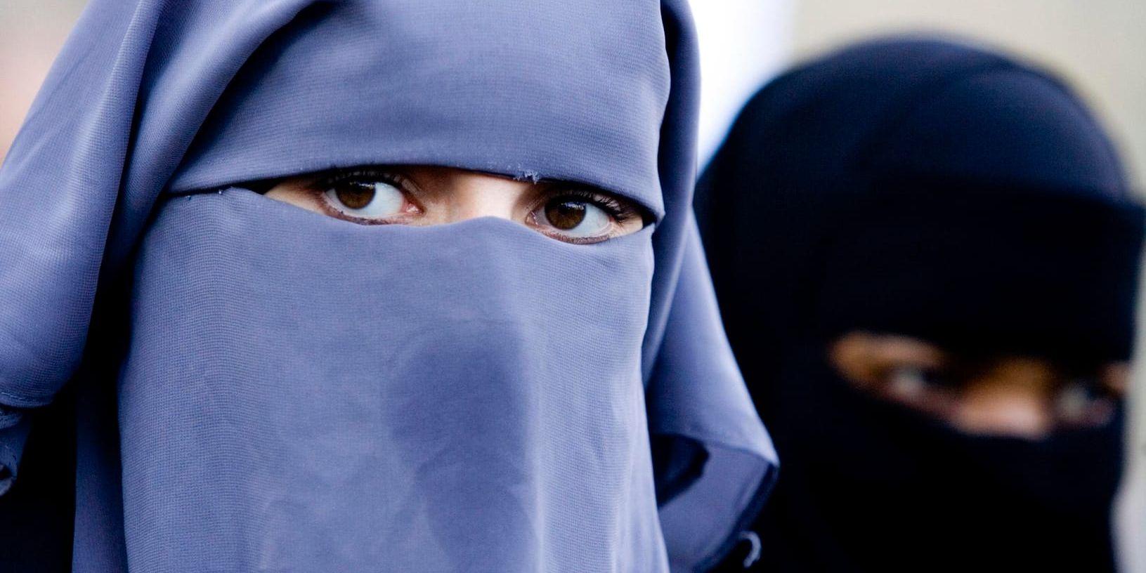 Endast ett litet antal muslimska kvinnor täcker sina ansikten i Österrike. Men sedan den 1 oktober är det bland annat förbjudet att bära burka och niqab (som på bilden som är tagen i Nederländerna). Arkivbild.