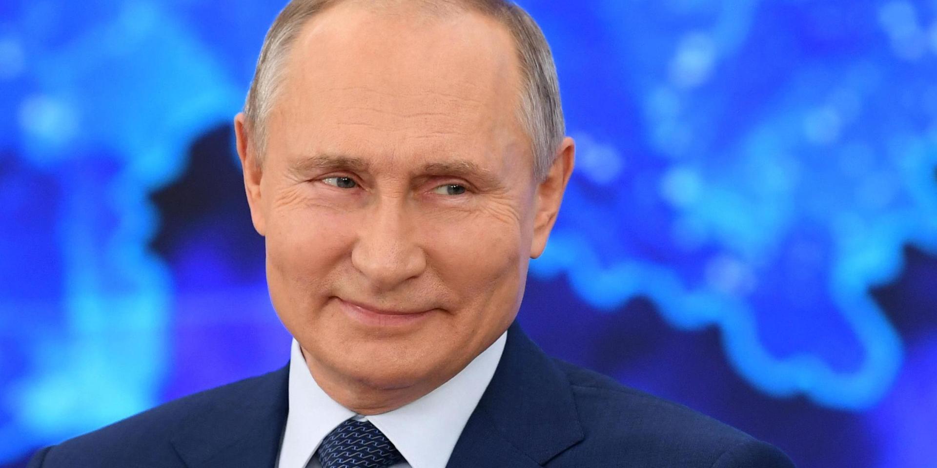Rysslands president Vladimir Putin säger sig inte ha bestämt om han vill sitta kvar vid makten efter att hans nuvarande mandatperiod går ut 2024. Han medverkade på videolänk under den årliga presskonferensen.