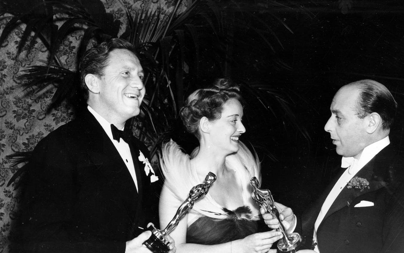 <strong>BETTE DAVIES, 1939: </strong>Bette Davies svarta klänning med en elegant fjäder har fått en självklar plats bland de klassiska Oscars-klänningarna. Hon vann en Oscar för sin insats i Jezebel den kvällen. Nadia Kandil: ”En av dem klänningarna som alltid är med på listorna då klänningens vågade fjäderdetaljer fick alla ögon på sig” Foto: TT