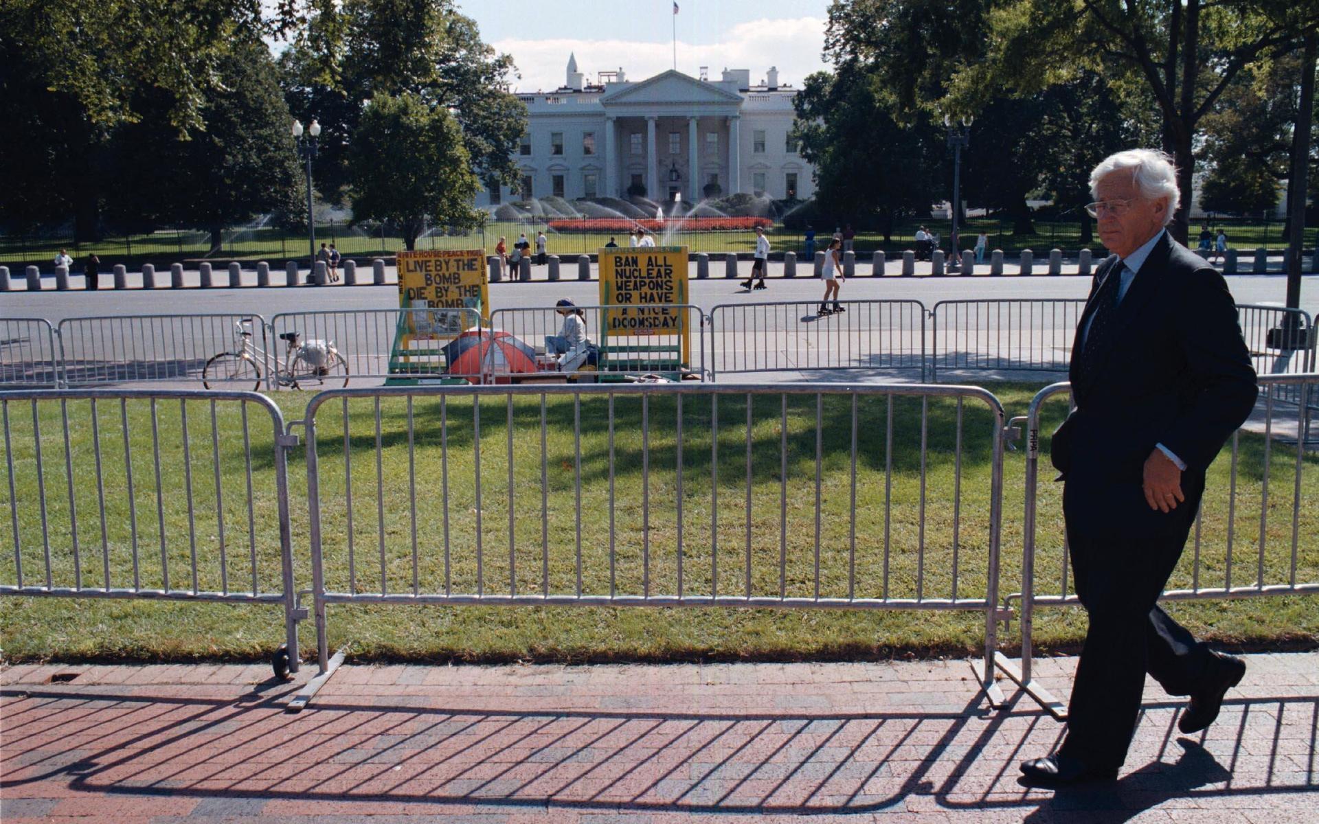 Rolf Ekéus utanför Vita huset i Washington, USA-presidentens bostad och arbetsplats.