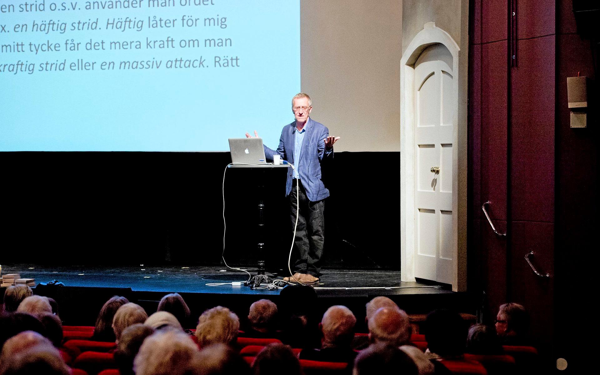 Lars-Gunnar Andersson håller föredrag om ”Svensken om svenskan”.
