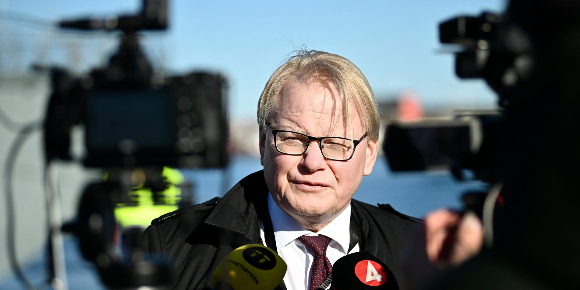 Sveriges försvarsminister Peter Hultqvist talar med media i samband med fredagens ministermöte i Köpenhamn.