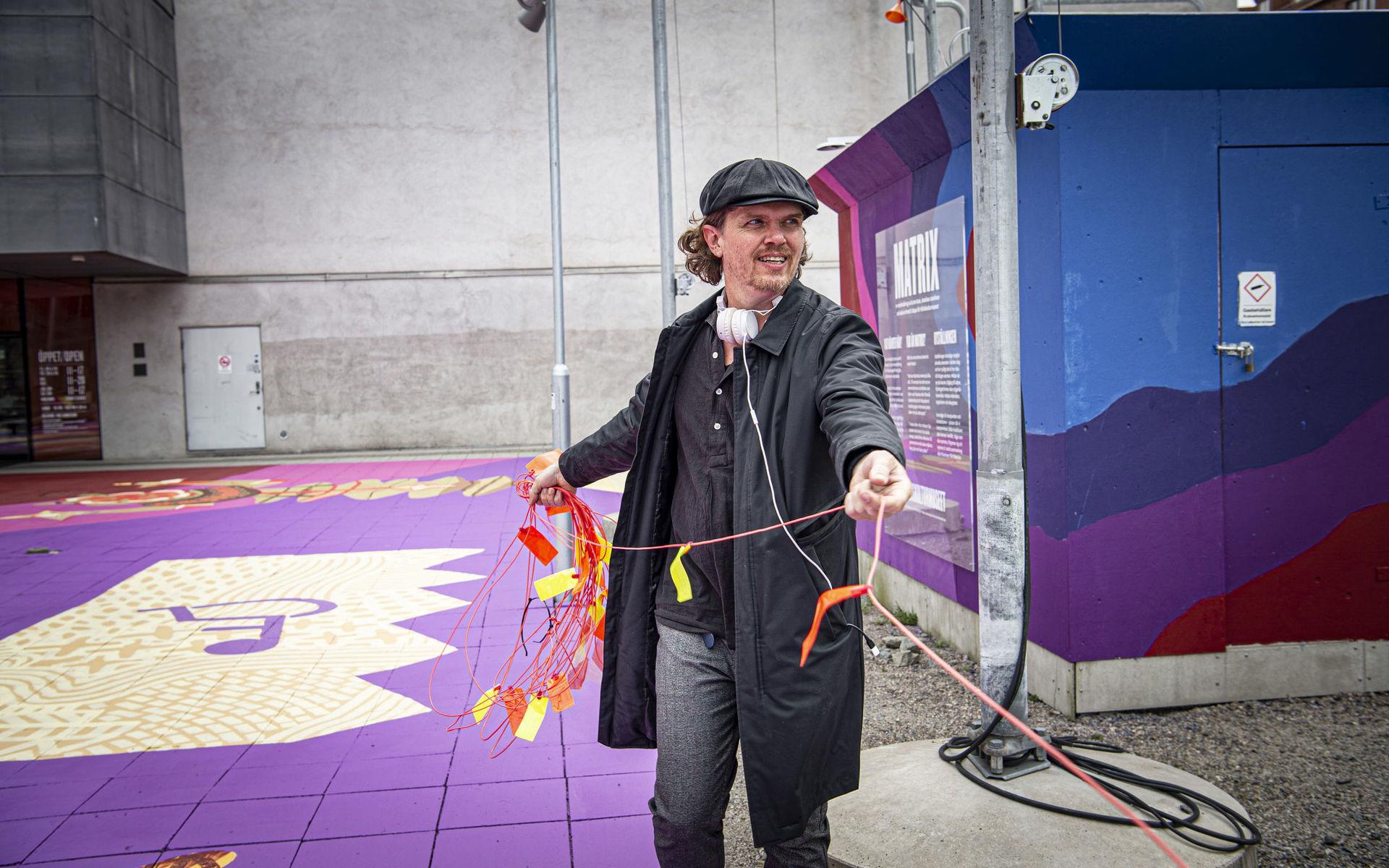 Utställningsproducenten Johan Rödström, förbereder för söndagens invigning av markmålningen &quot;Matrix&quot; utanför Världskulturmuséet. 