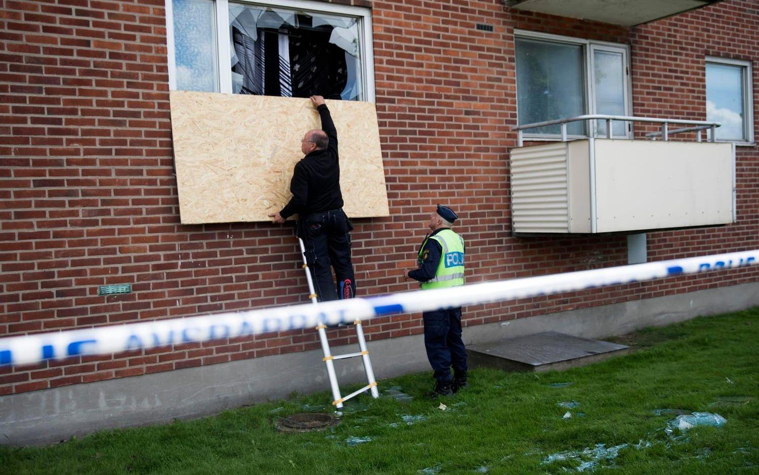 Under eftermiddagen efter handgranatsmordet monterades en träskiva upp vid fönstret där handgranaten kastades in. BILD: Anders Ylander