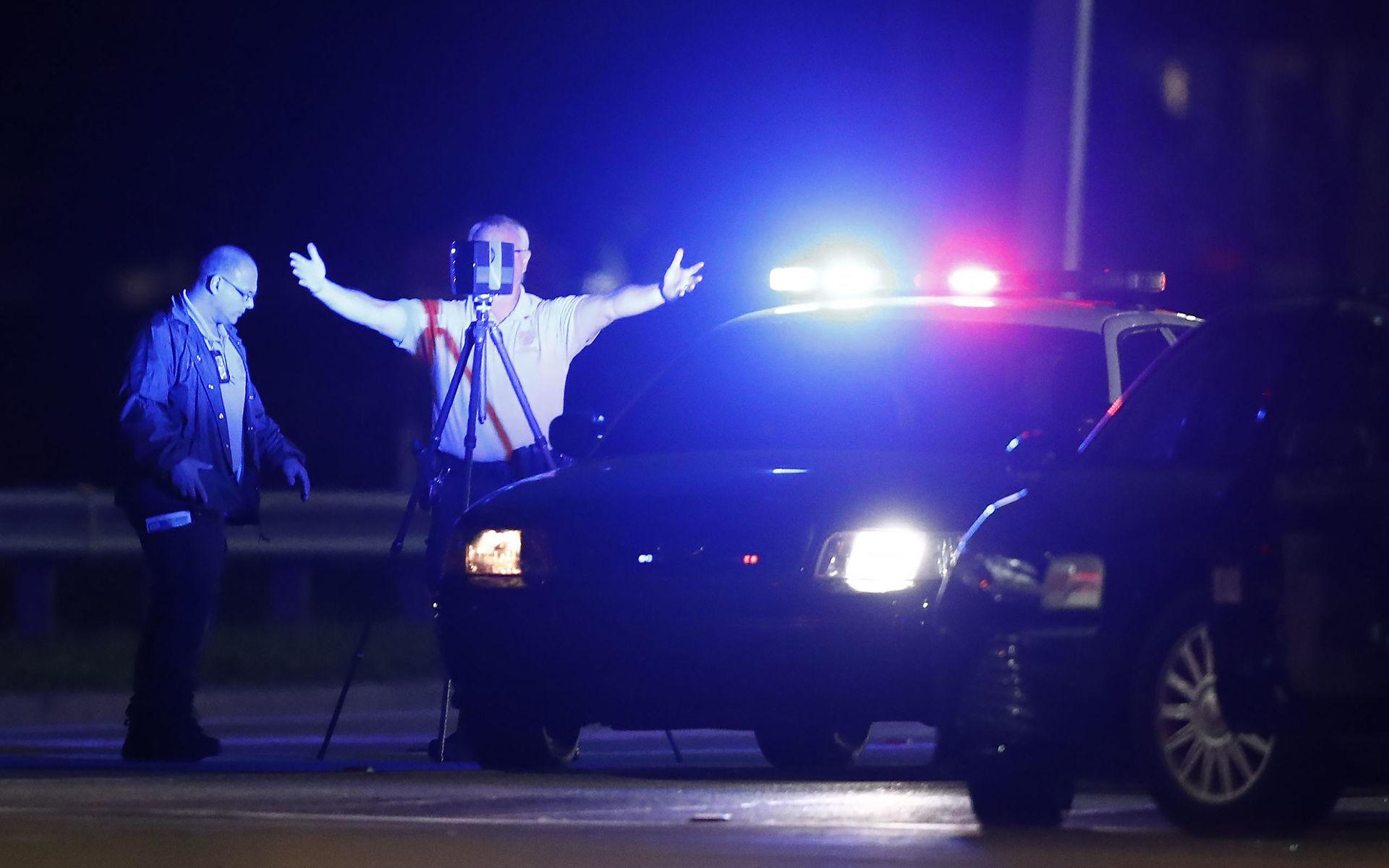 Utredare försöker skapa sig en bild av vad som har hänt under skottlossningen på motorvägen i Miramar, Florida.