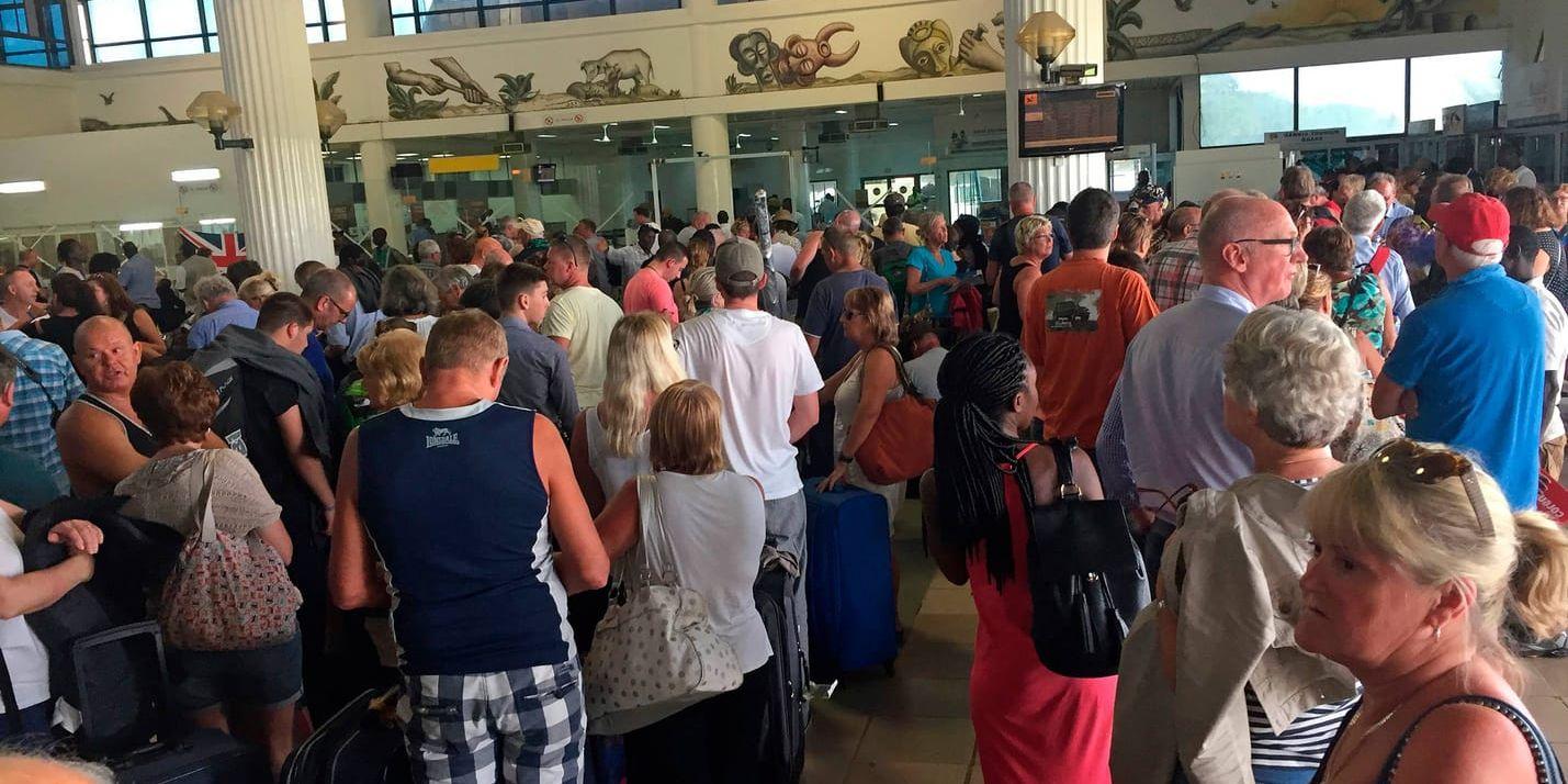 Turister från bland annat Storbritannien flockades i går på flygplatsen i Banjul, Gambia.