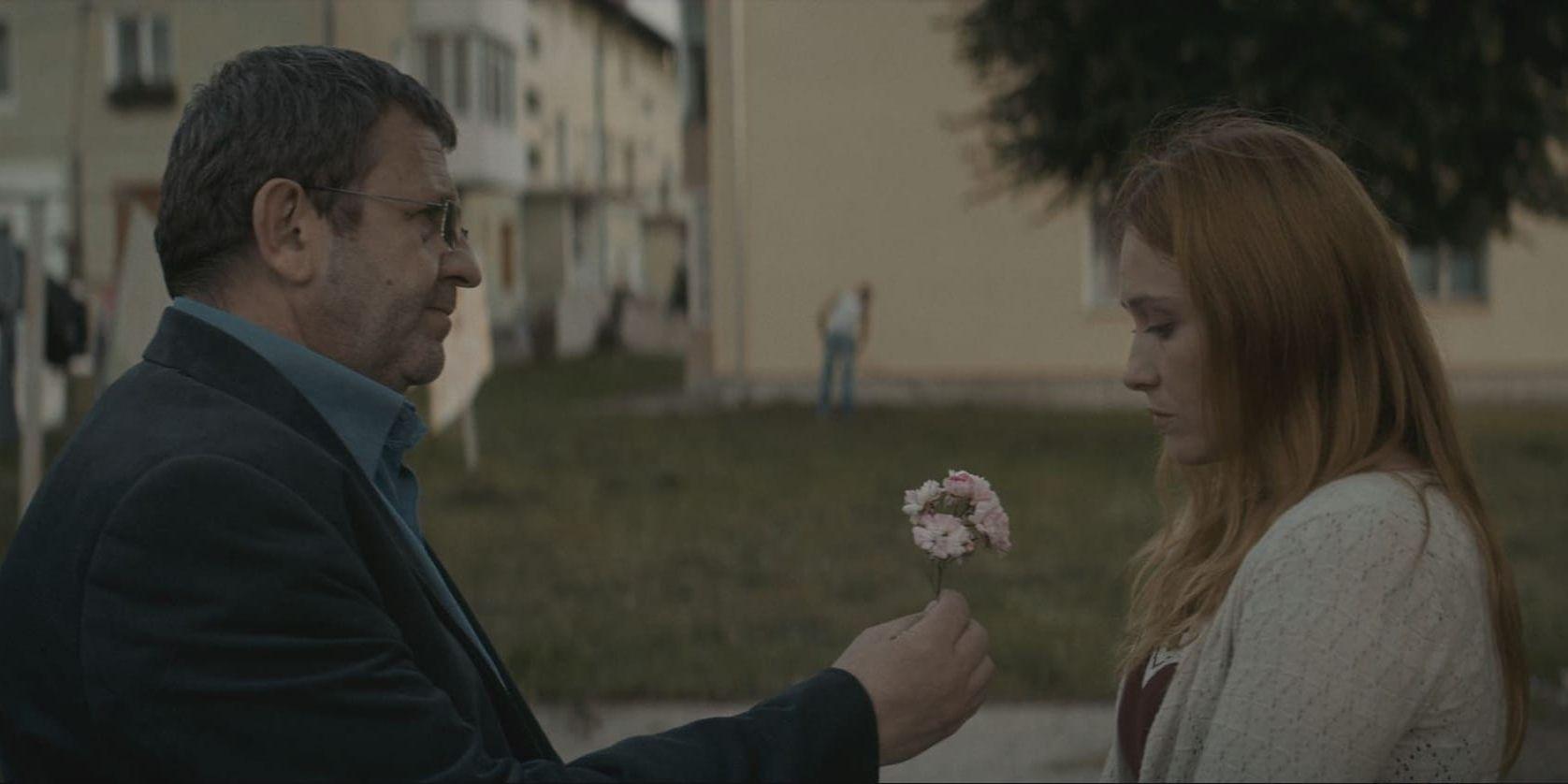 En olycka. Pappan Romeo (Adrian Titieni) försöker bagatellisera det övergrepp dottern Eliza (Maria-Victoria Dragus) utsätts för i rumänske Cristian Mungius drama Prövningen.