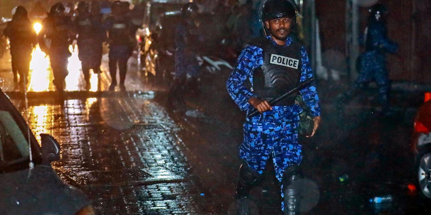 Maldivernas president har utlyst undantagstillstånd i två veckor.