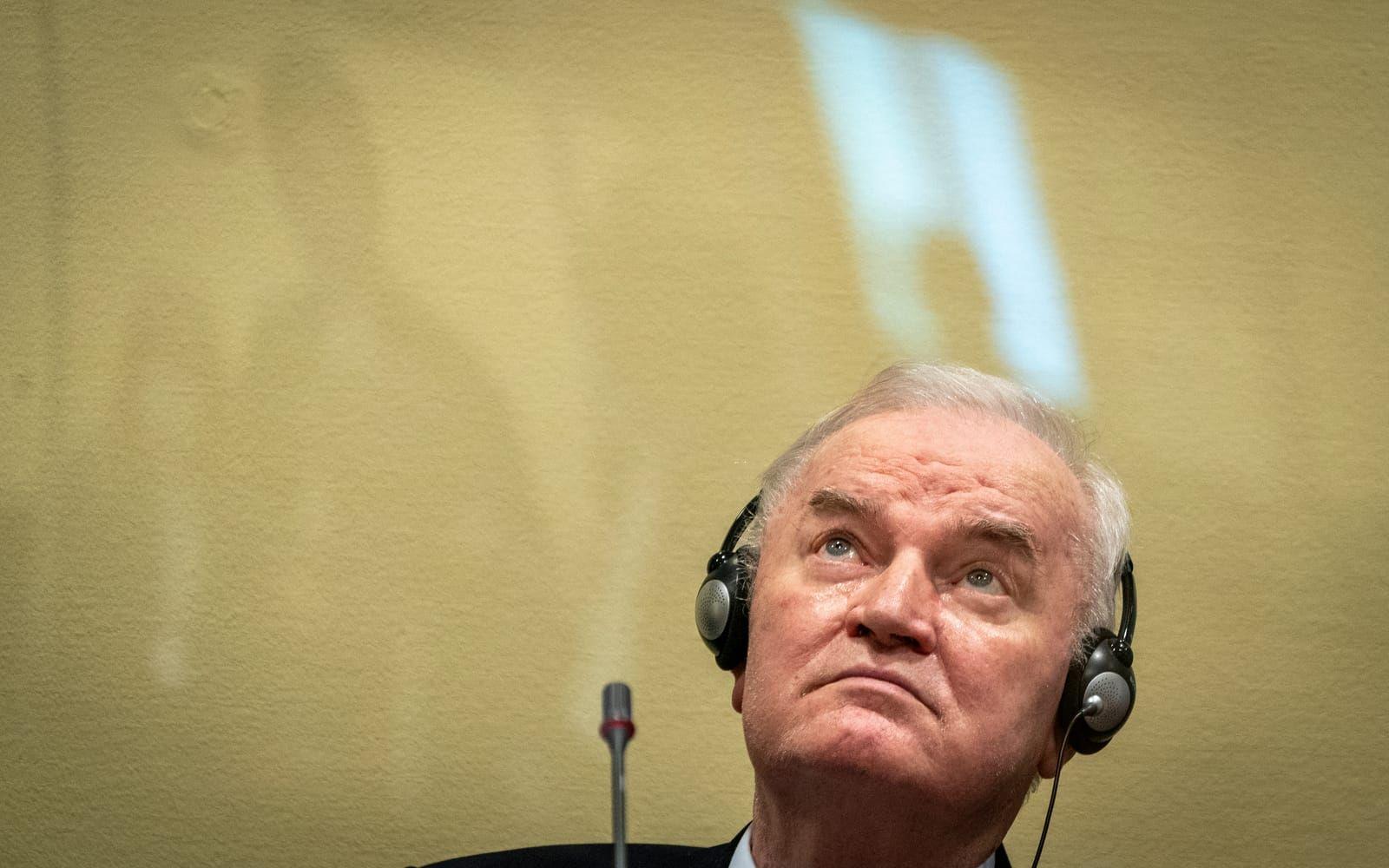 Den för krigsbrott dömde före detta bosnienserbiske generalen Ratko Mladic under en rättegångsdag 2021. Arkivbild.