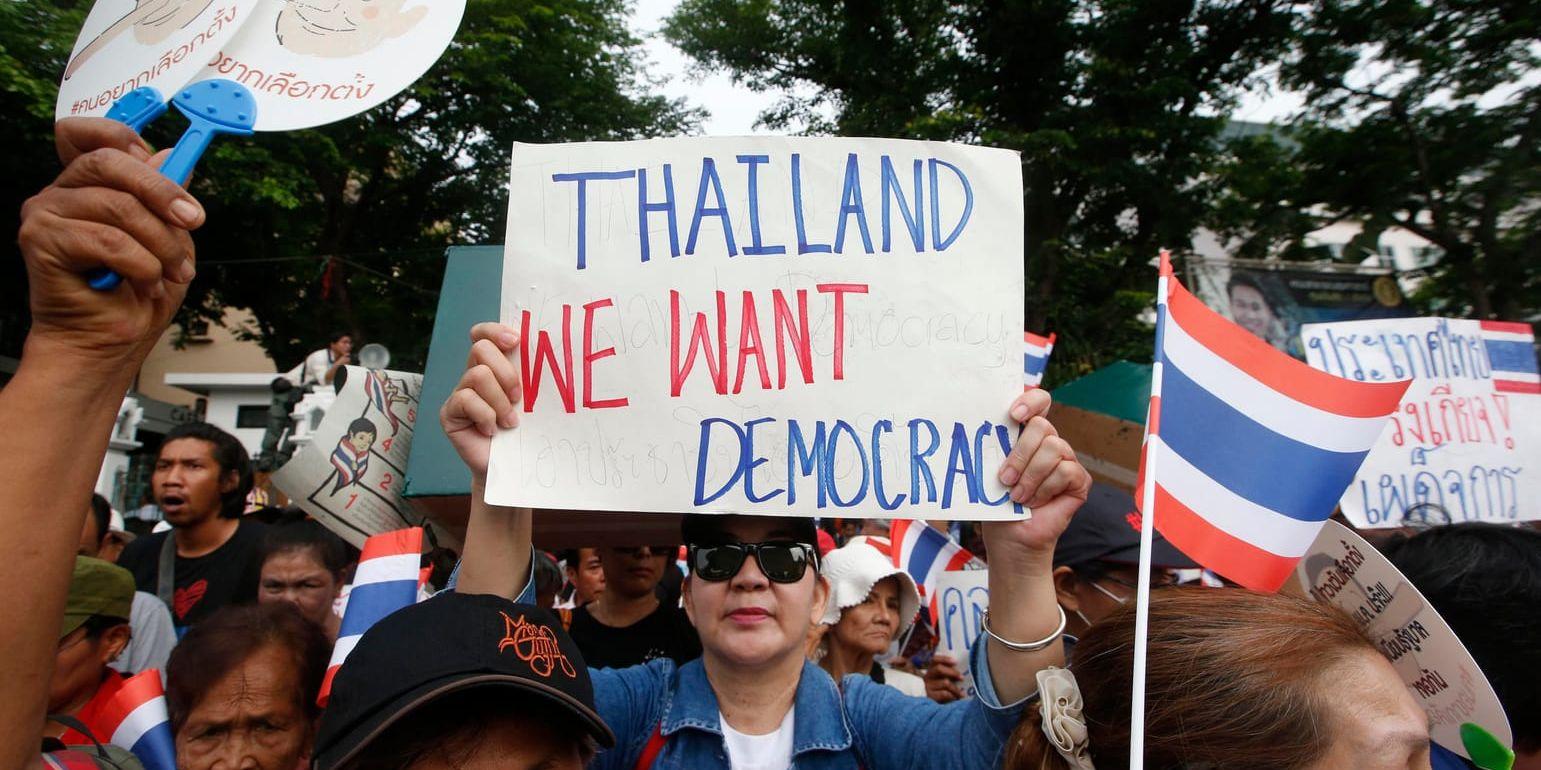 Demokratiförkämpar demonstrerar i Thailands huvudstad Bangkok på årsdagen för militärkuppen 2014. Några dagar tidigare hade en thailändsk domstol förlängt häktningen av 15 aktivister som tillfångatagits efter att ha protesterat mot militärstyret. Bilden är från 22 maj 2018.