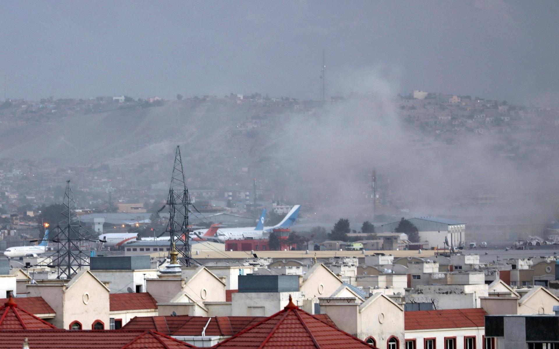 Rök från flygplatsen i Kabul.