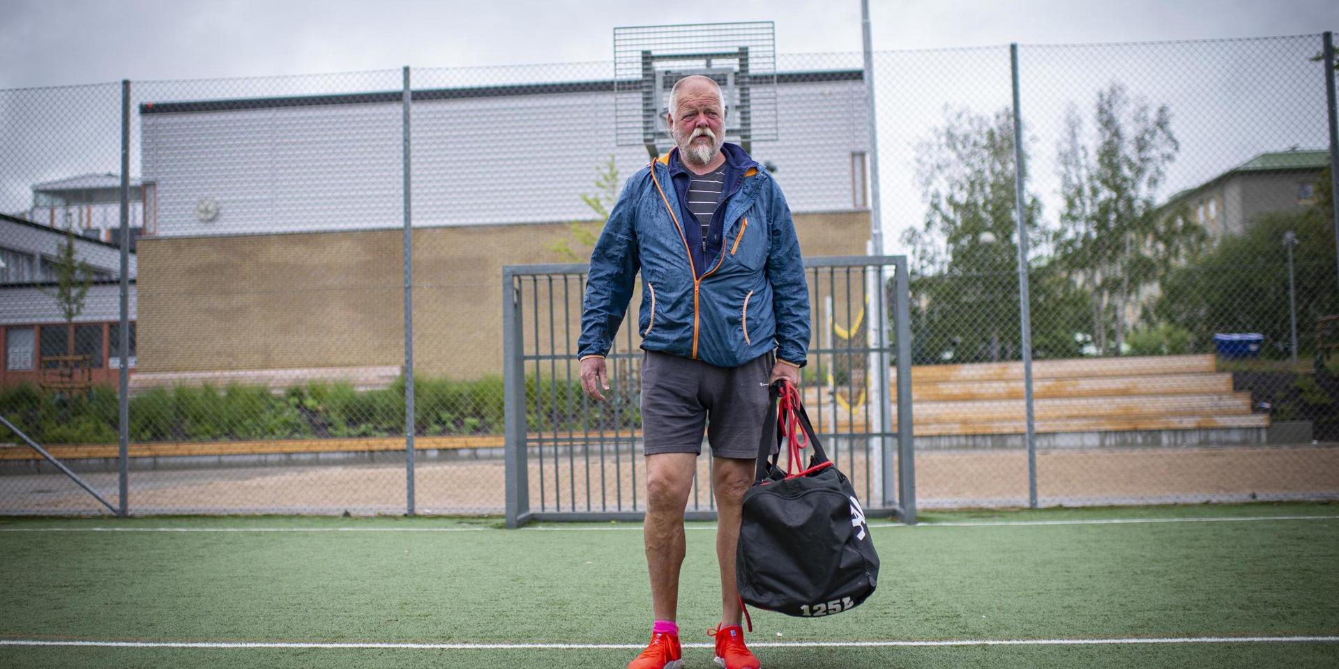 Leif Sjöqvist har varit aktiv i föreningar i Backa i 30 år. För tillfället tränar han sju lag i Hisingsbacka FC. Den enda chansen att stoppa föreningsdöden i förorterna är att börja arvodera tränare, anser han.