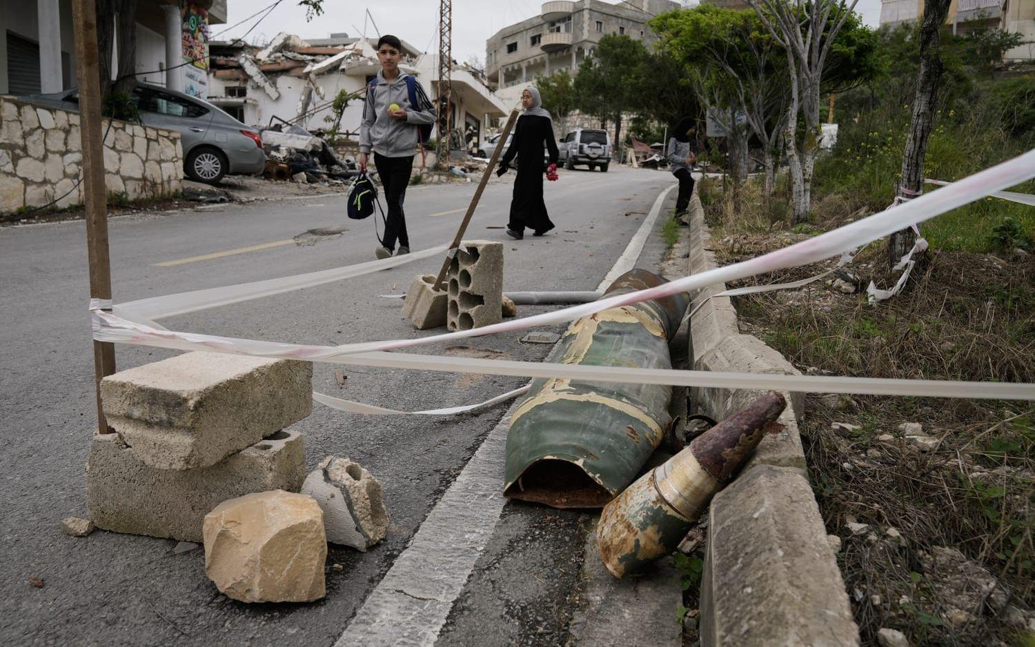 Rester av nedslagna, israeliska robotar i byn Halloussiyeh i södra Libanon. Bild från i söndags.