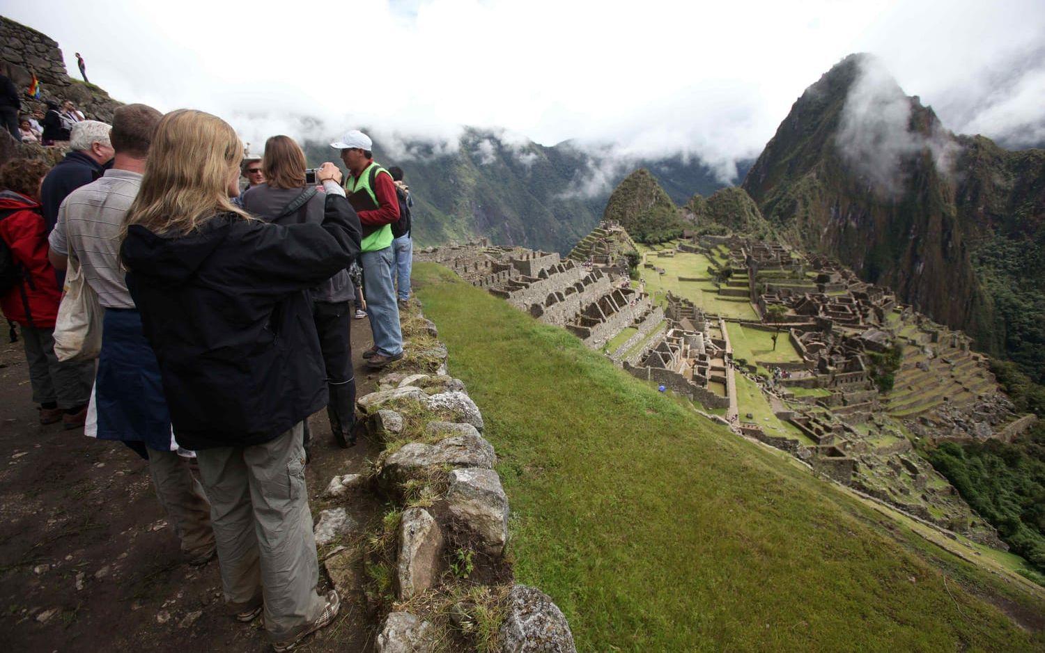 Turister som drar ner byxorna för att ta bilder till sociala medier har under flera år varit ett problem i ruinstaden Machu Picchu, Peru.