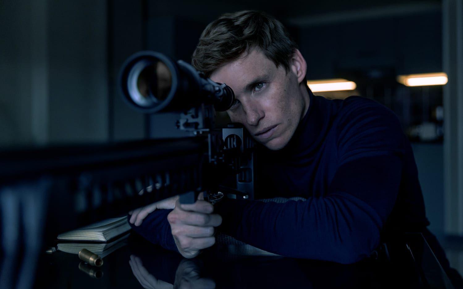 Eddie Redmayne spelar den mystiske lönnmördaren i 'Schakalen'. Pressbild.