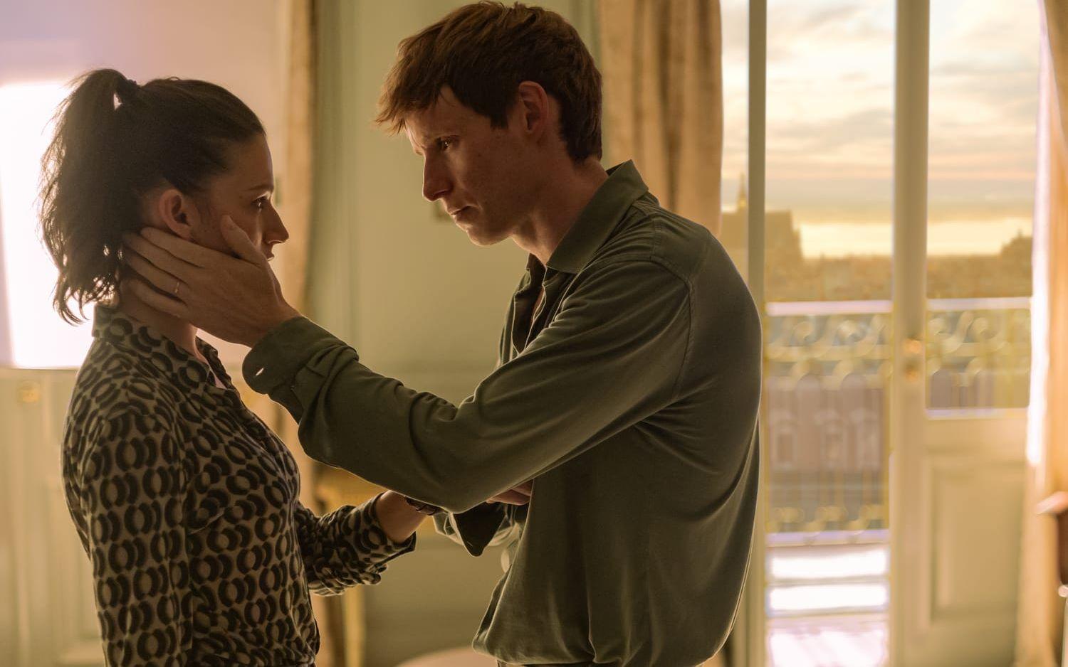 I nya tv-versionen av 'Schakalen' lever torpeden (Eddie Redmayne) familjeliv med sin fru Nuria (Úrsula Corberó) i Spanien. Pressbild.