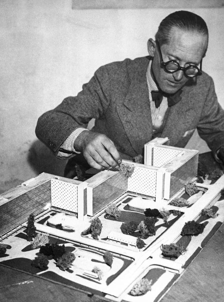 Le Corbusier borde ha lämnat de vita frigolitklossarna och gått ut från kontoret för att se vad människorna egentligen vill ha, anser Mark Isitt.