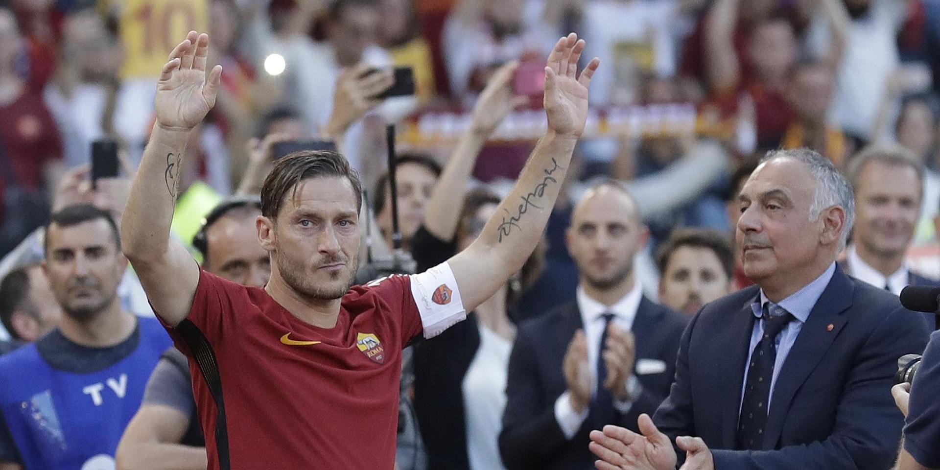 Romas ägare James Palotta har sålt klubben för sex miljarder kronor. Här är han med Francesco Totti efter legendarens sista match i Roma-tröjan. 
