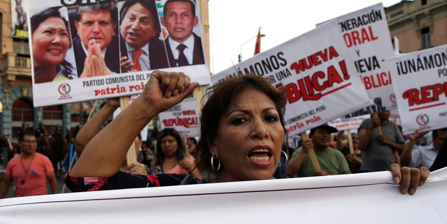 En kvinna vid en tidigare demonstration mot korruption i Peru. Byggjätten Odebrecht har medgett att man mutat sig till byggprojekt i många av Latinamerikas länder. Arkivbild.