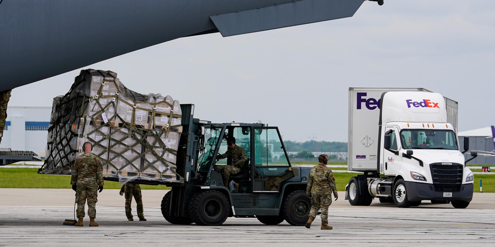 Pallar med bröstmjölksersättning som har anlänt till USA lastas över till en lastbil som ska distribuera varorna ut i landet.
