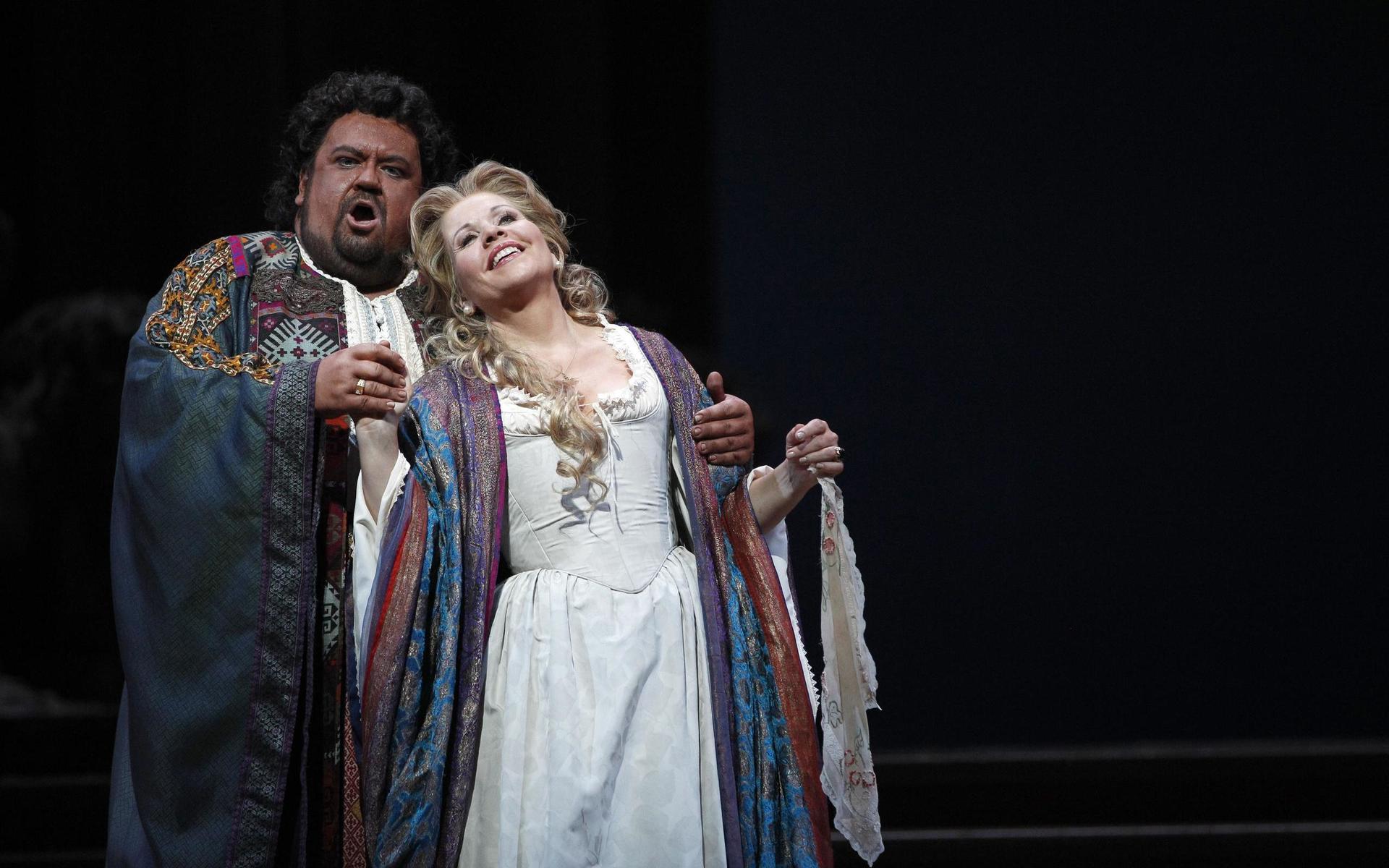 Ett av världens mest berömda operahus, Metropolitan i New York, lägger upp en föreställning om dagen. Den 11-17 januari har de temat den amerikanska sopranen Renée Fleming. På bilden ser vi Renee Fleming 2012 som Desdemona i Verdis &quot;Otello&quot;.